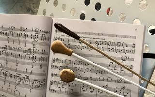 Пюпитры,  дирижерские палочки